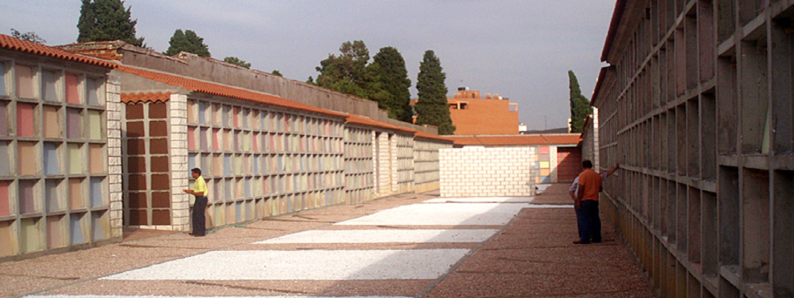 <p>Con la capacidad del Cementerio “antiguo” casi al límite, debido al carácter de perpetuidad que presenta todo enterramiento en el camposanto de esta Sacramental, se iniciaron en 2006 las obras de ampliación del mismo, en un terreno que la Sacramental poseía a espaldas de la Capilla del mismo.</p>

